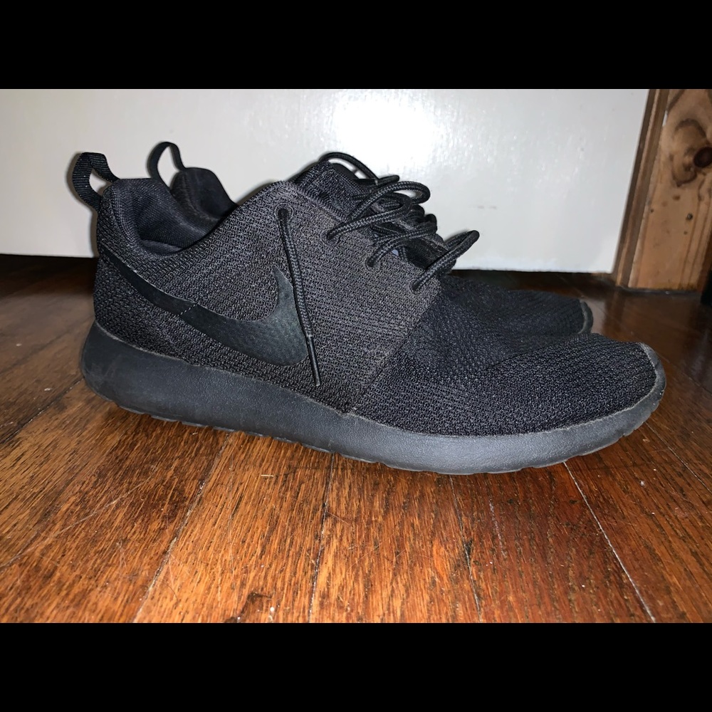 All-Black Men’s Nike Roshe Runs